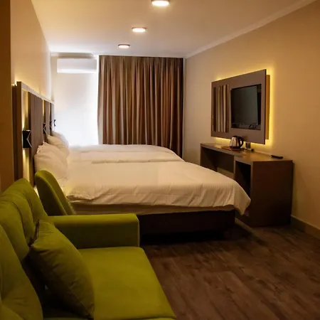 Max Hotel *